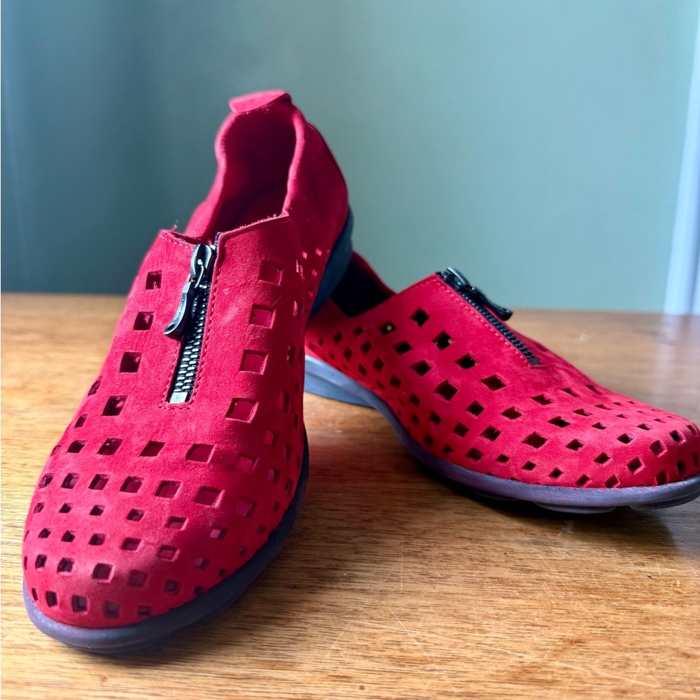 Arche women’s red nubuck slides size 39 (8.5)